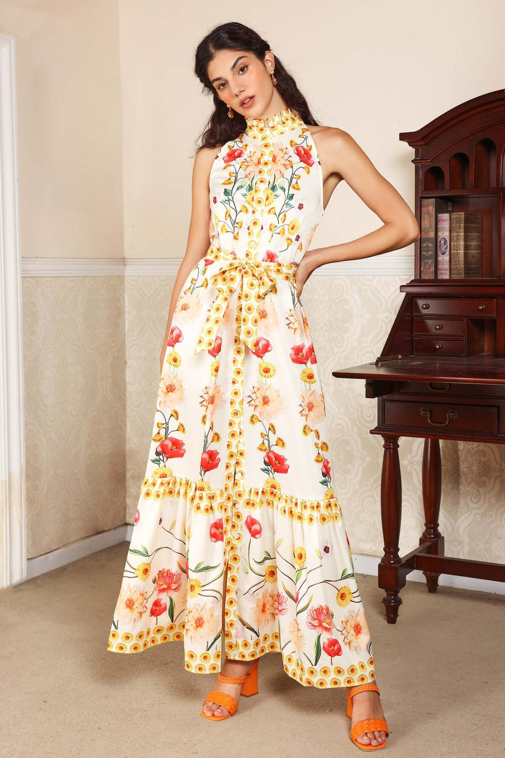 Floral desenli, yüksek yakalı, düğmeli sarı midi elbise.