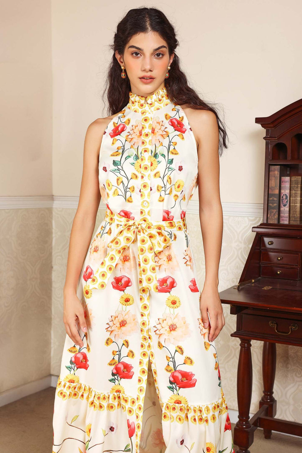 Floral desenli, yüksek yakalı, düğmeli sarı midi elbise.