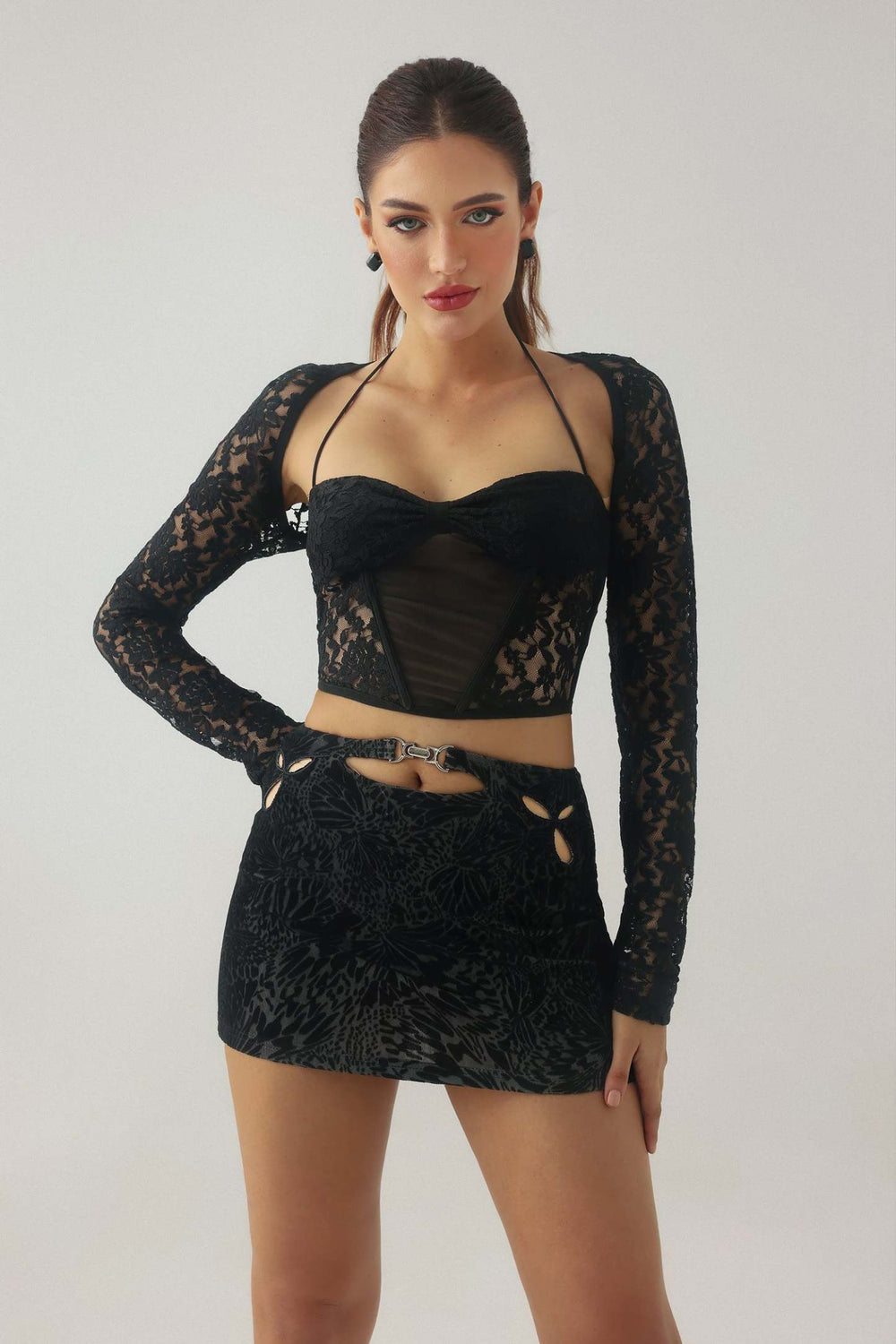 Dantelli halter yaka üst, polyester ve spandex karışımı, beyaz.