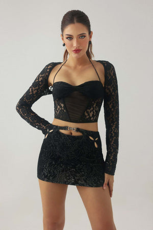 Dantelli halter yaka üst, polyester ve spandex karışımı, beyaz.