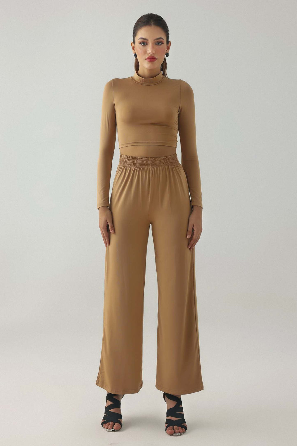 Rumi balıkçı yaka takım, 95% polyester ve 5% spandex karışımı