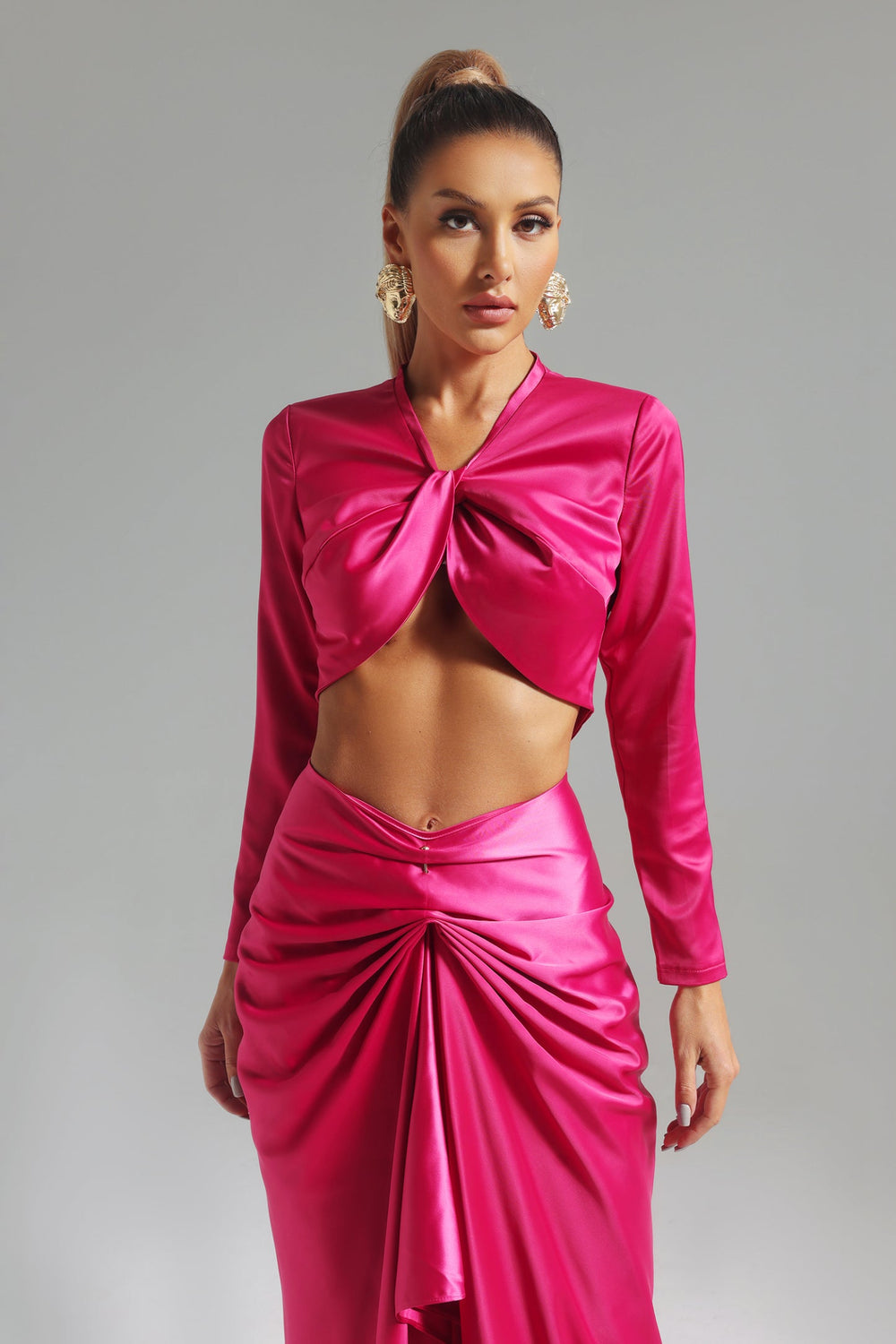 Lorene uzun kollu takım, yüzde yüz polyester kumaştan yapılmış.
