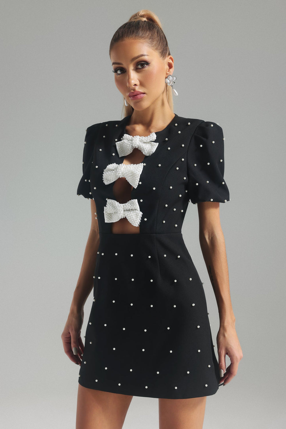 Karolina inci detaylı mini elbise, polyester ve spandex karışımı.