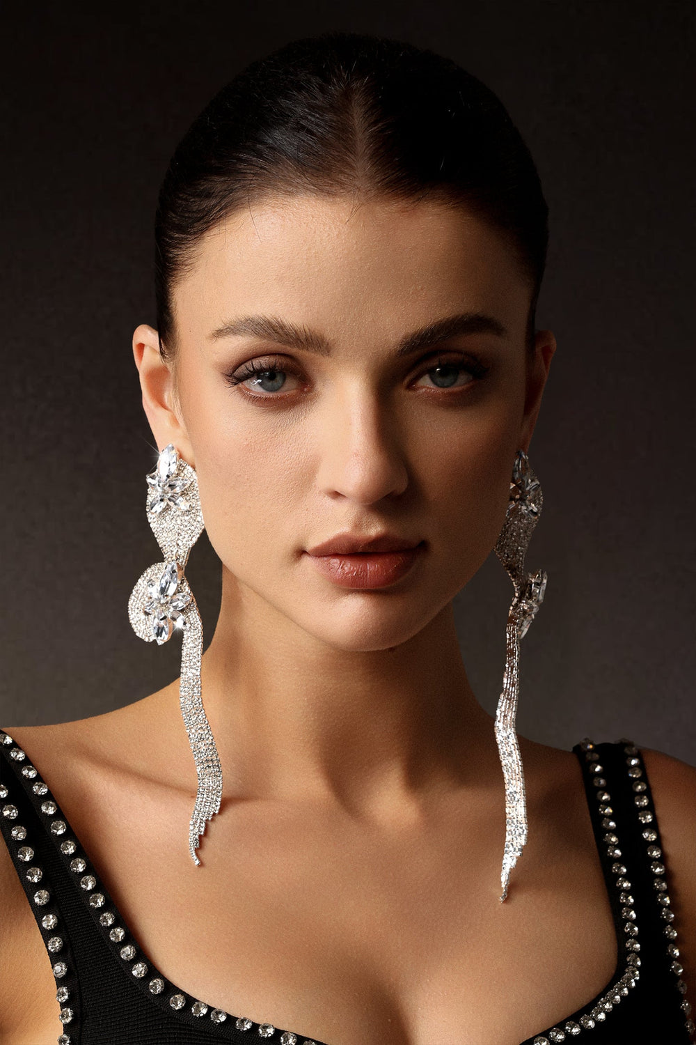 Taş detaylı yılan model küpeler, renkli tasarım