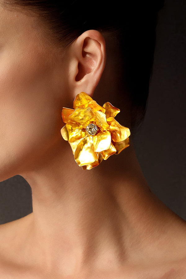 Metal çiçek tasarımlı Vercia küpeler, taş detaylı