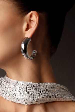 Yuvarlak metal Sarly küpeler, görsel detaylarıyla dikkat çeker