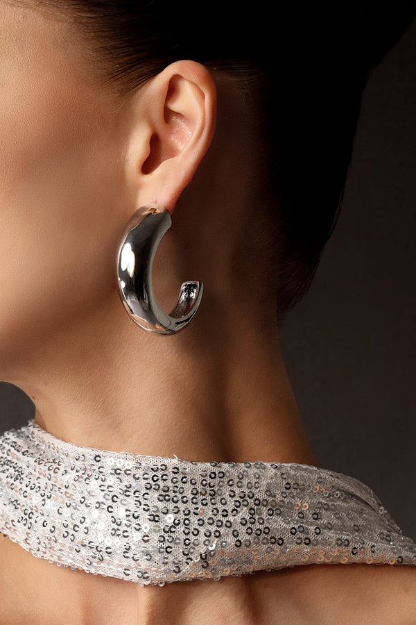 Yuvarlak metal Sarly küpeler, görsel detaylarıyla dikkat çeker