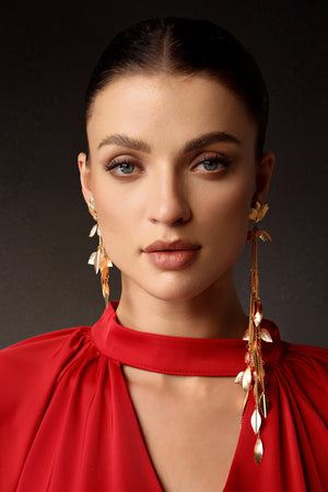 Asimetrik metal çiçekli püsküllü küpeler, ışıltılı tasarım