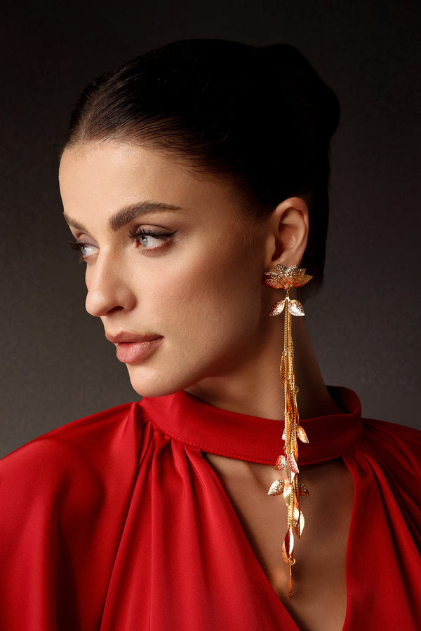 Hollie Asimetrik Metal Çiçekli Püsküllü Küpeler