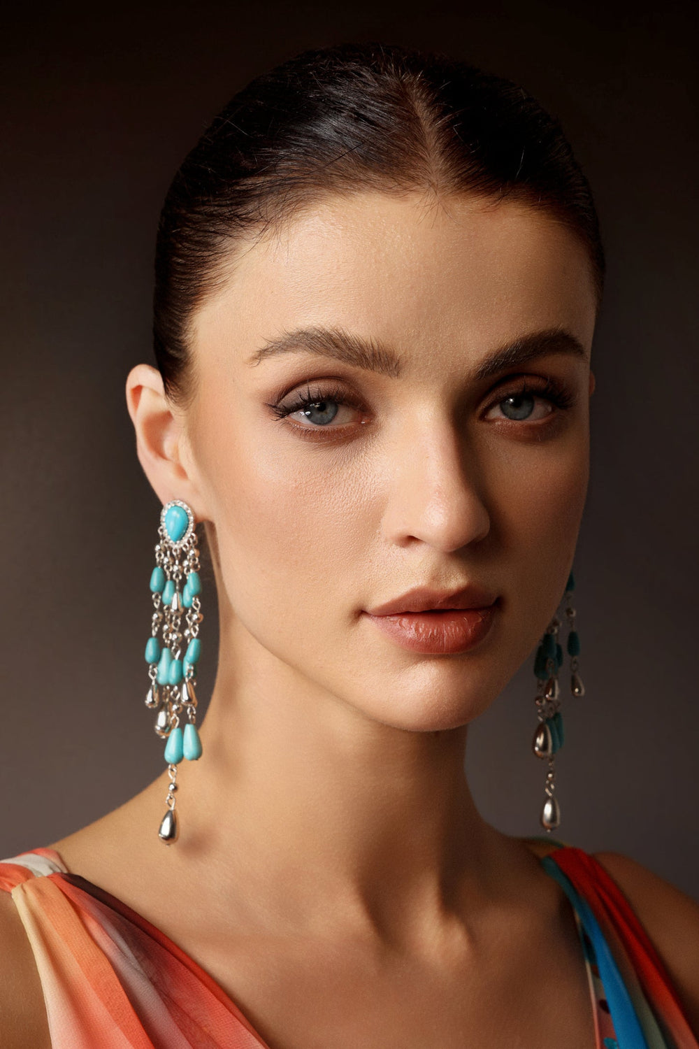 Elips şeklinde püsküllü Racaco küpe, çeşitli renklerde