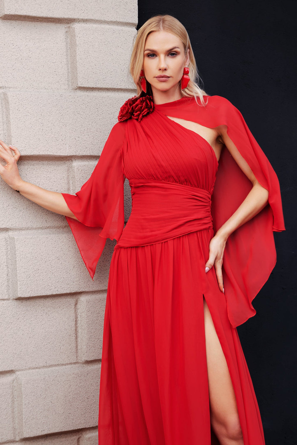 Tek omuzlu çiçek desenli yırtmaçlı elbise, polyester kumaş