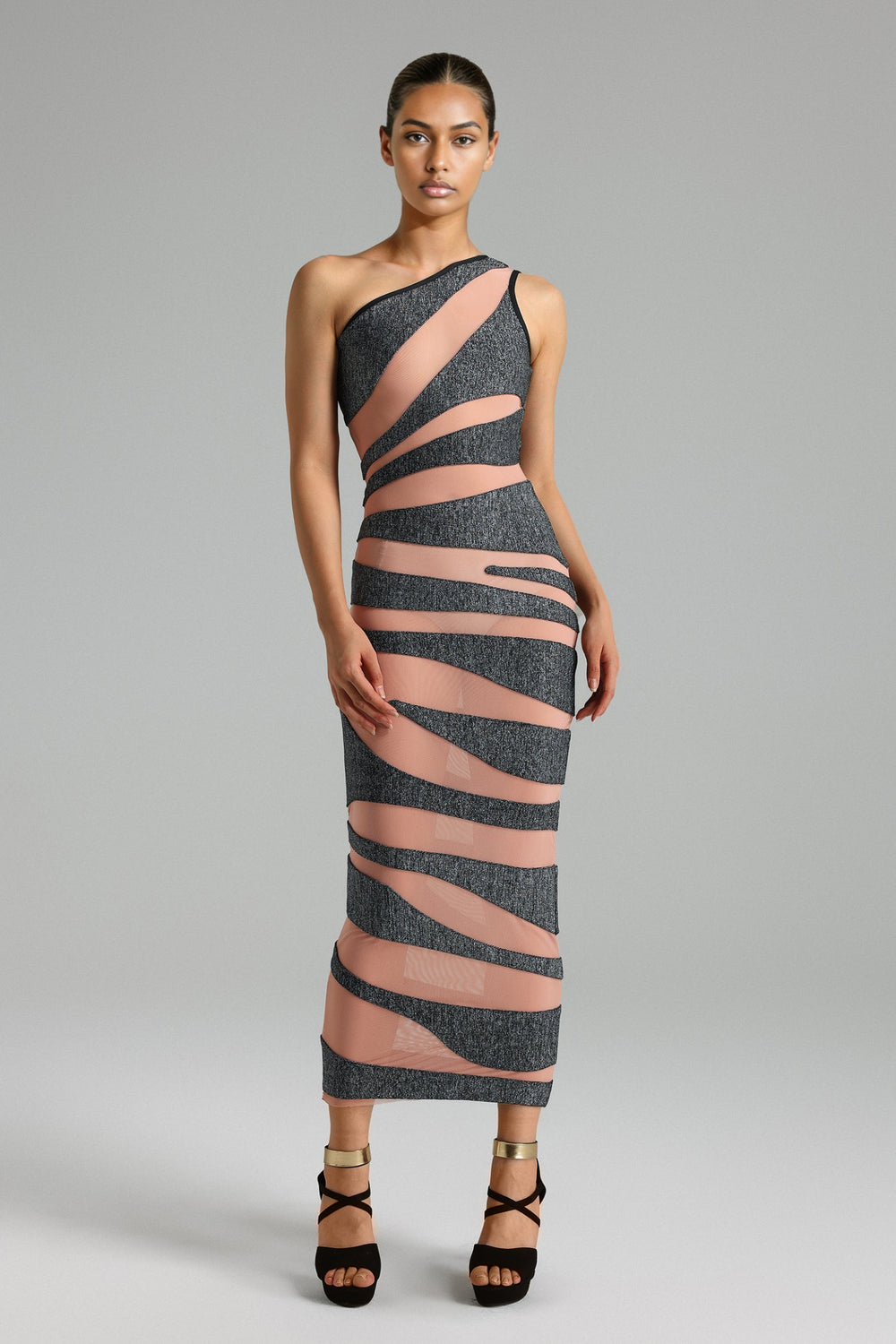Siyah patchwork desenli tek omuz maxi elbise.