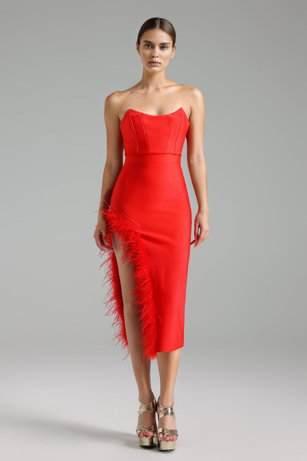Strapless Sarai bandaj maxi elbise, yırtmaç detaylı, krem renkli