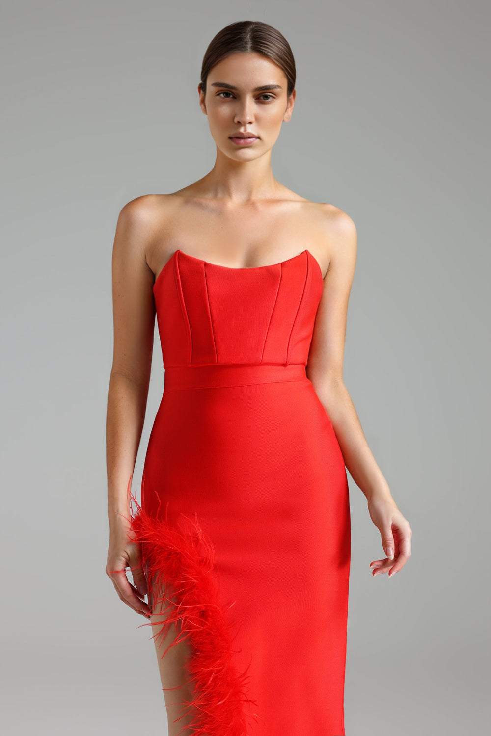 Strapless Sarai bandaj maxi elbise, yırtmaç detaylı, krem renkli