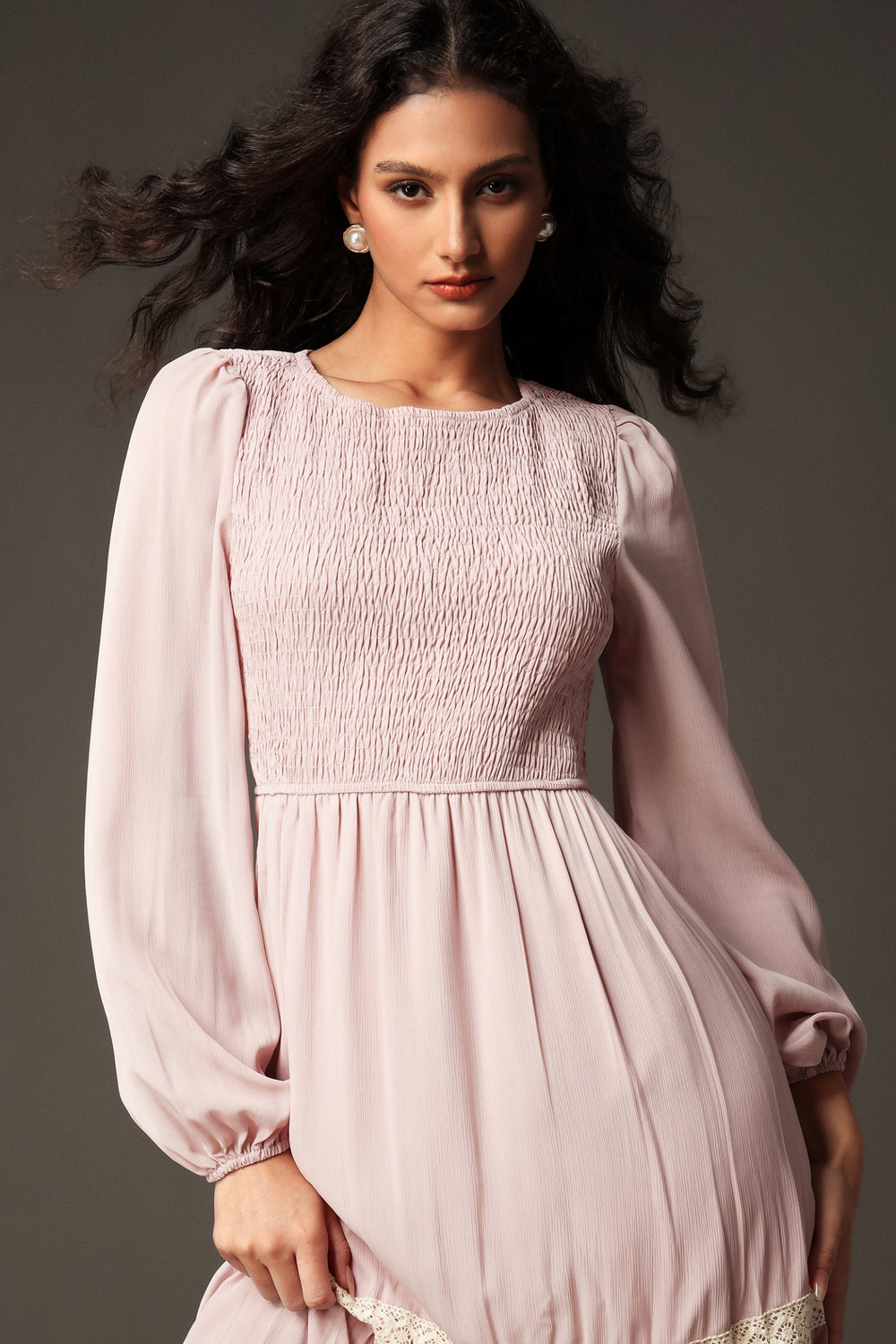 Yuvarlak yaka uzun kollu dantel maxi elbise, polyester fabric.