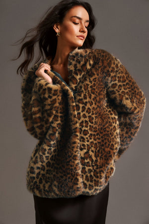 Leopar desenli uzun kollu kürk mont, polyester içerikli