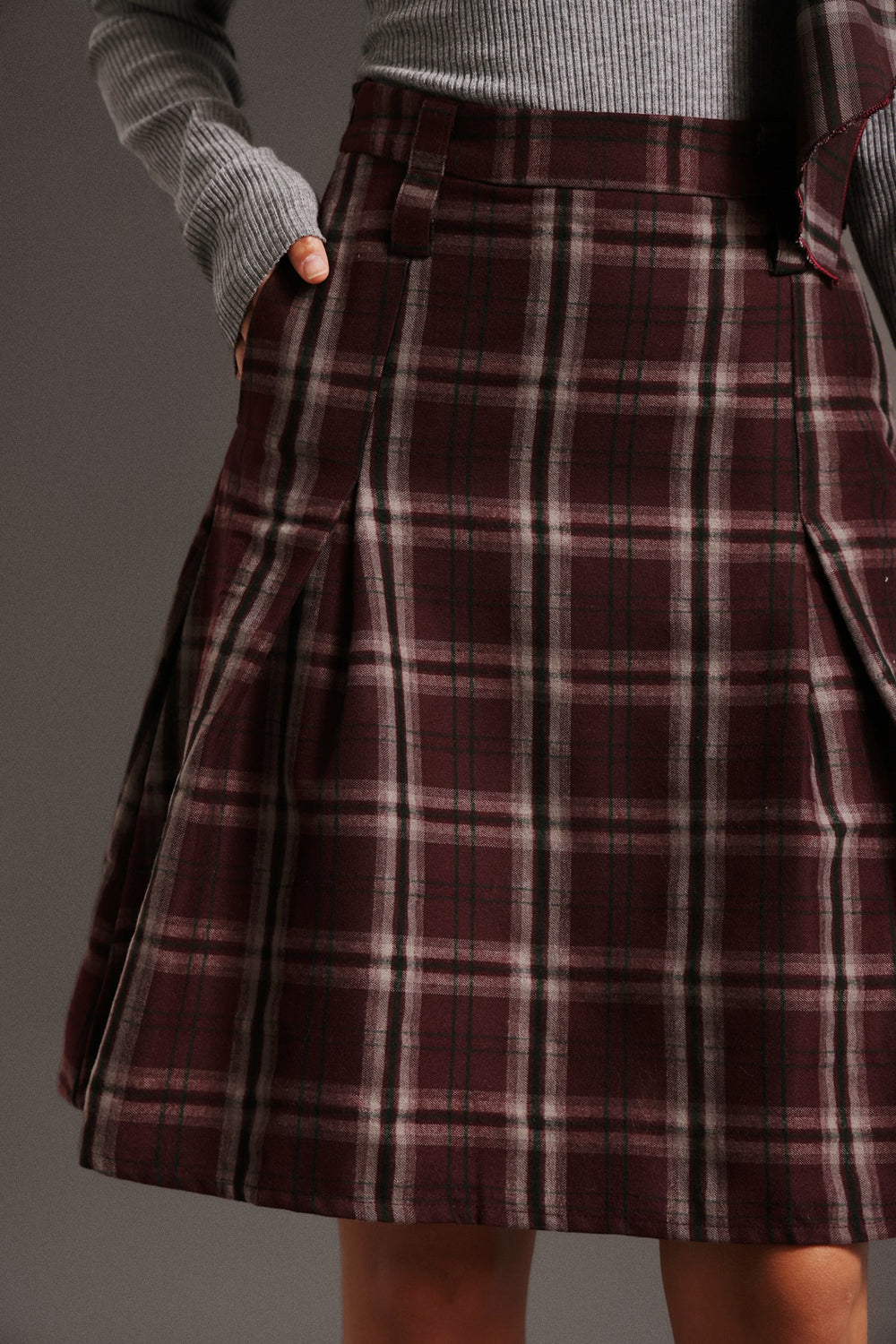 Orta boy etek, polyester kumaş, kafes kemer detaylı