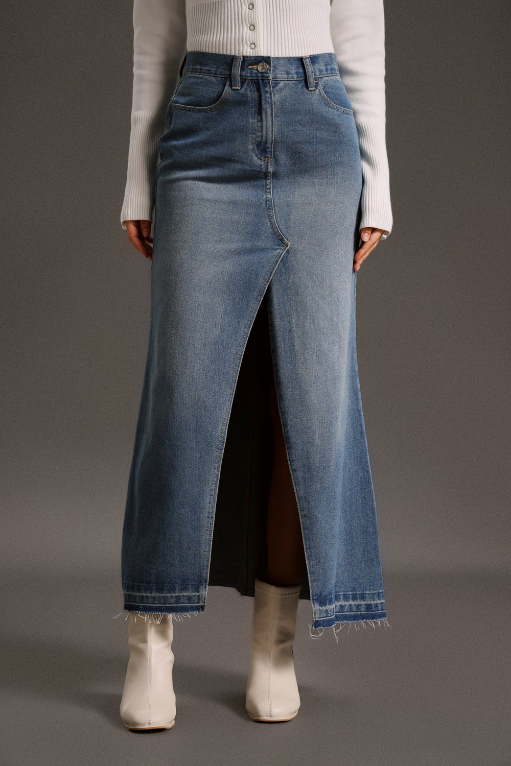 Yüksek yırtmaçlı kovboy eteği, denim kumaştan yapılmış