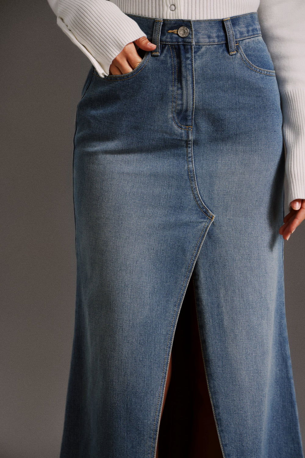 Yüksek yırtmaçlı kovboy eteği, denim kumaştan yapılmış