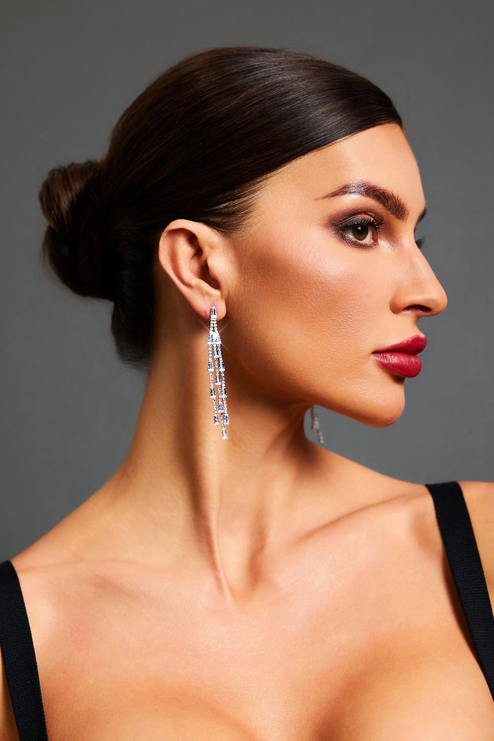 Niki taş detaylı püskül maksi küpe, renk değişkenliği