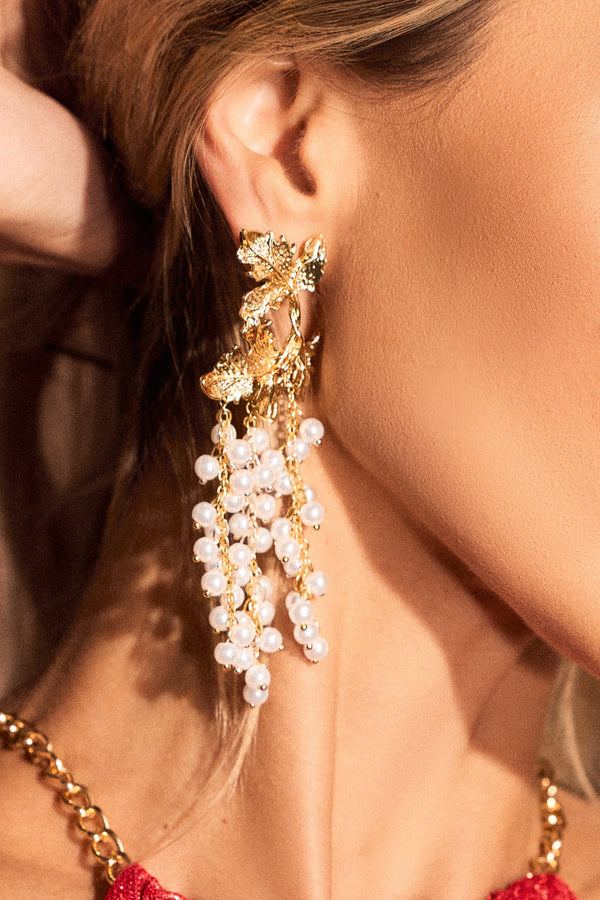 Yaprak ve inci detaylı püskül küpeler, altın renginde