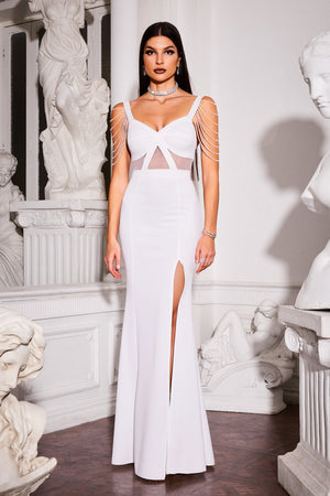 Beyaz cut-out maxi elbise, taş detaylı ve diamenteli zincir aksesuarlı.