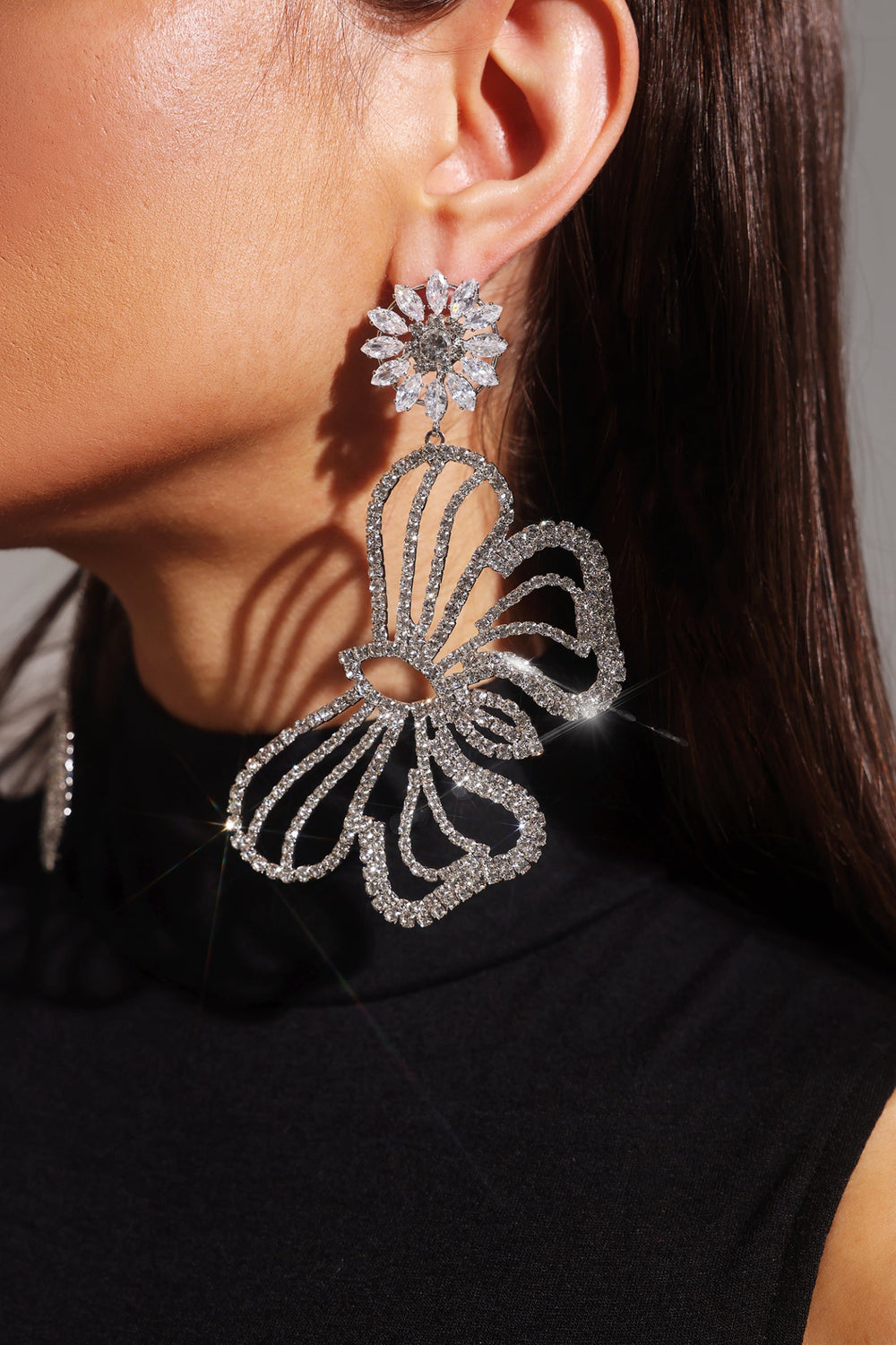 Kelebek şekilli, taş detaylı Kaia küpe