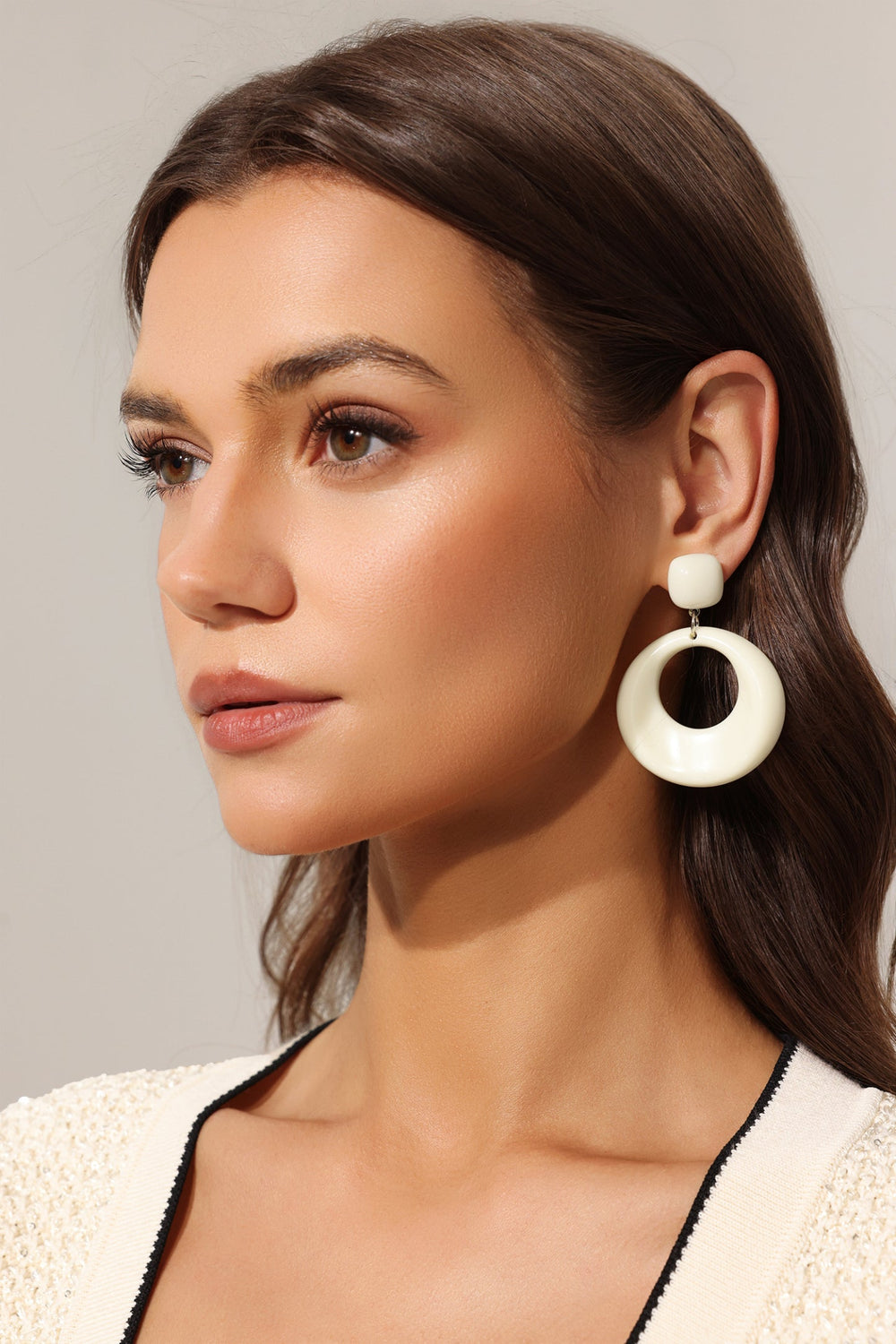 Yuvarlak hollow desenli metal küpeler, altın rengi