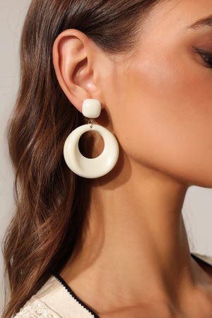 Yuvarlak hollow desenli metal küpeler, altın rengi