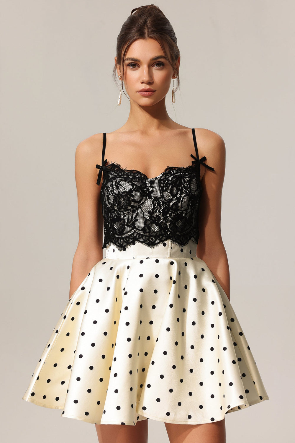 Puantiyeli dantel halter yaka mini elbise, krem rengi
