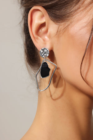 Asimetrik uzay metal tasarımı olan Zandy küpeler