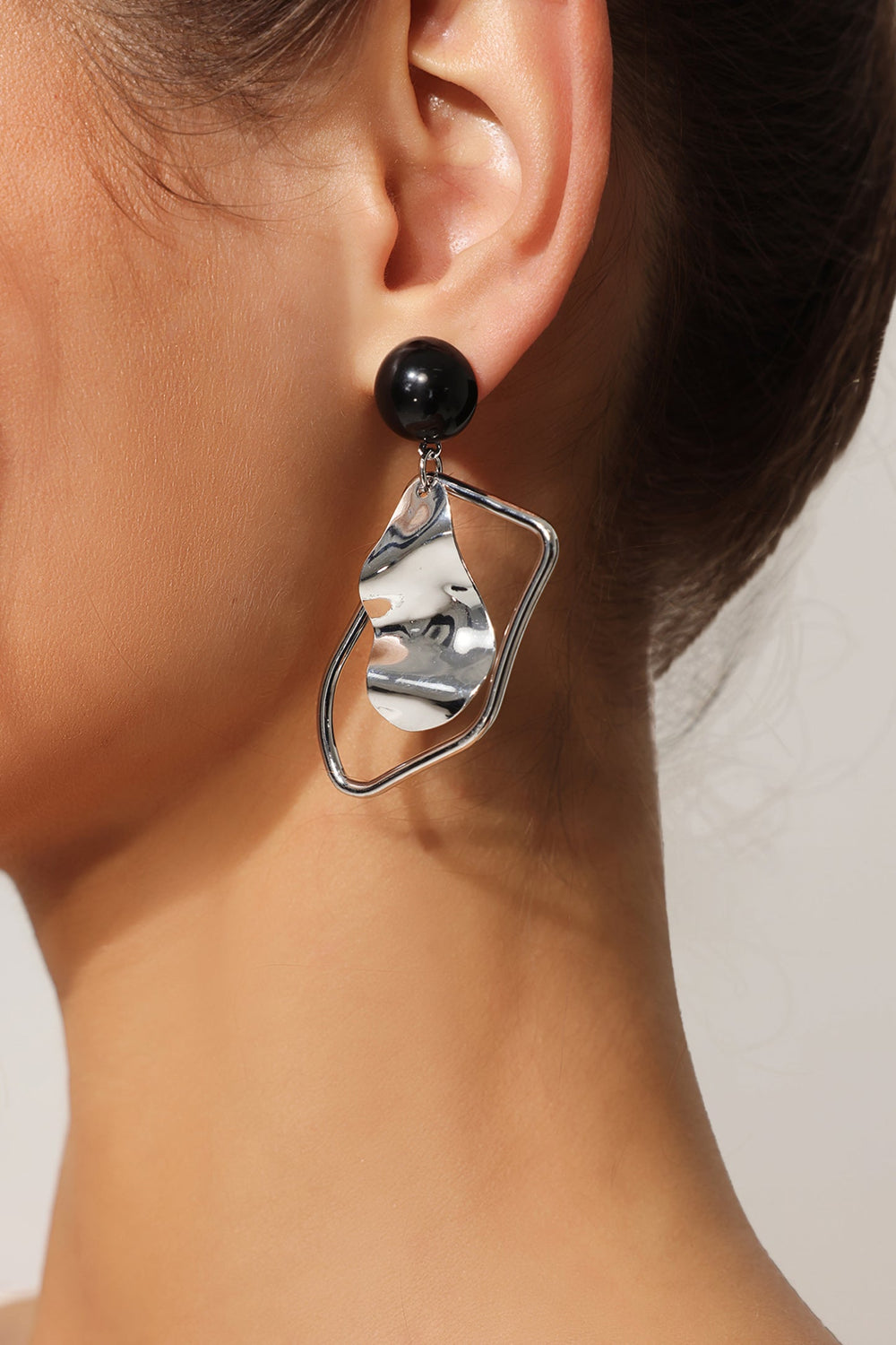 Asimetrik uzay metal tasarımı olan Zandy küpeler