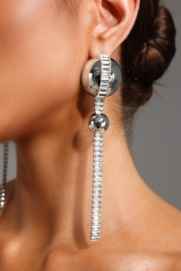 Çift top püsküllü küpe, ışıltılı altın rengi.