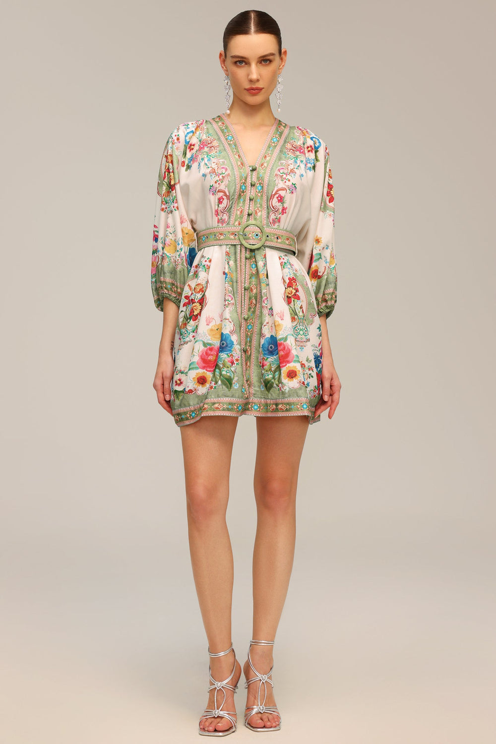 V-neck mini dress with floral pattern in pastel colors