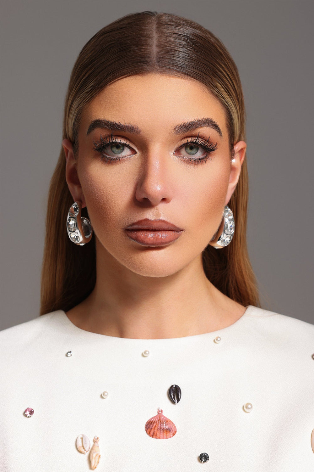 Elips şeklinde, taş detaylı Tatum küpeler.