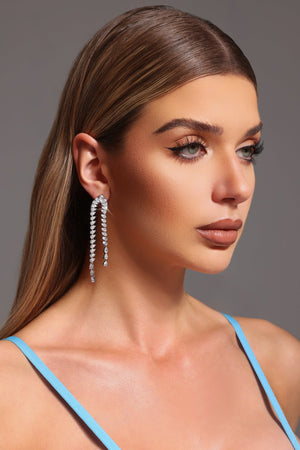 Nikuna Taş Detaylı Püsküllü Küpeler