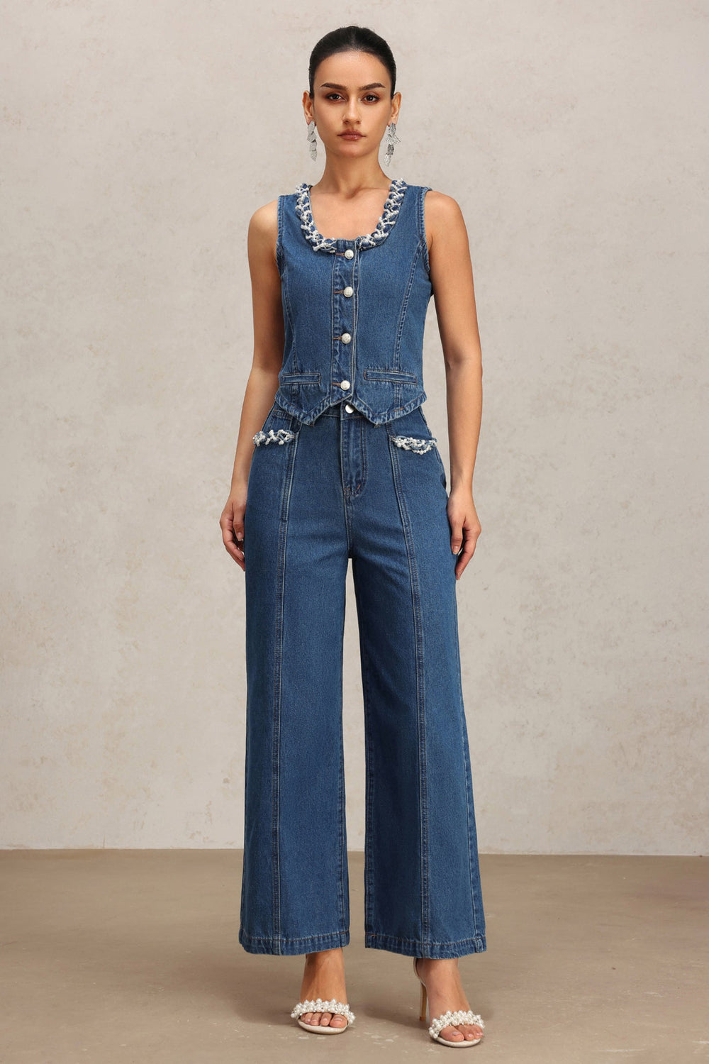 Denim kolsuz yelek ve pantolon ikili takım, mavi renkli.