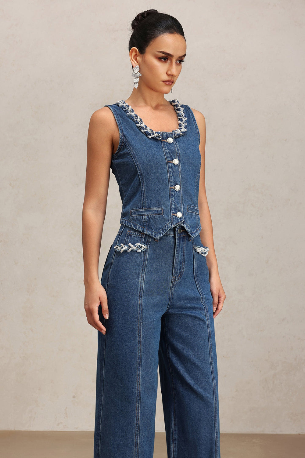 Denim kolsuz yelek ve pantolon ikili takım, mavi renkli.