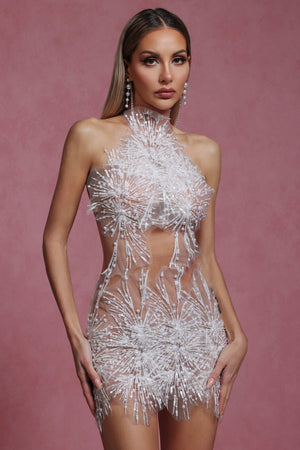 Halter yaka mini elbise, inci ve payet detaylı.