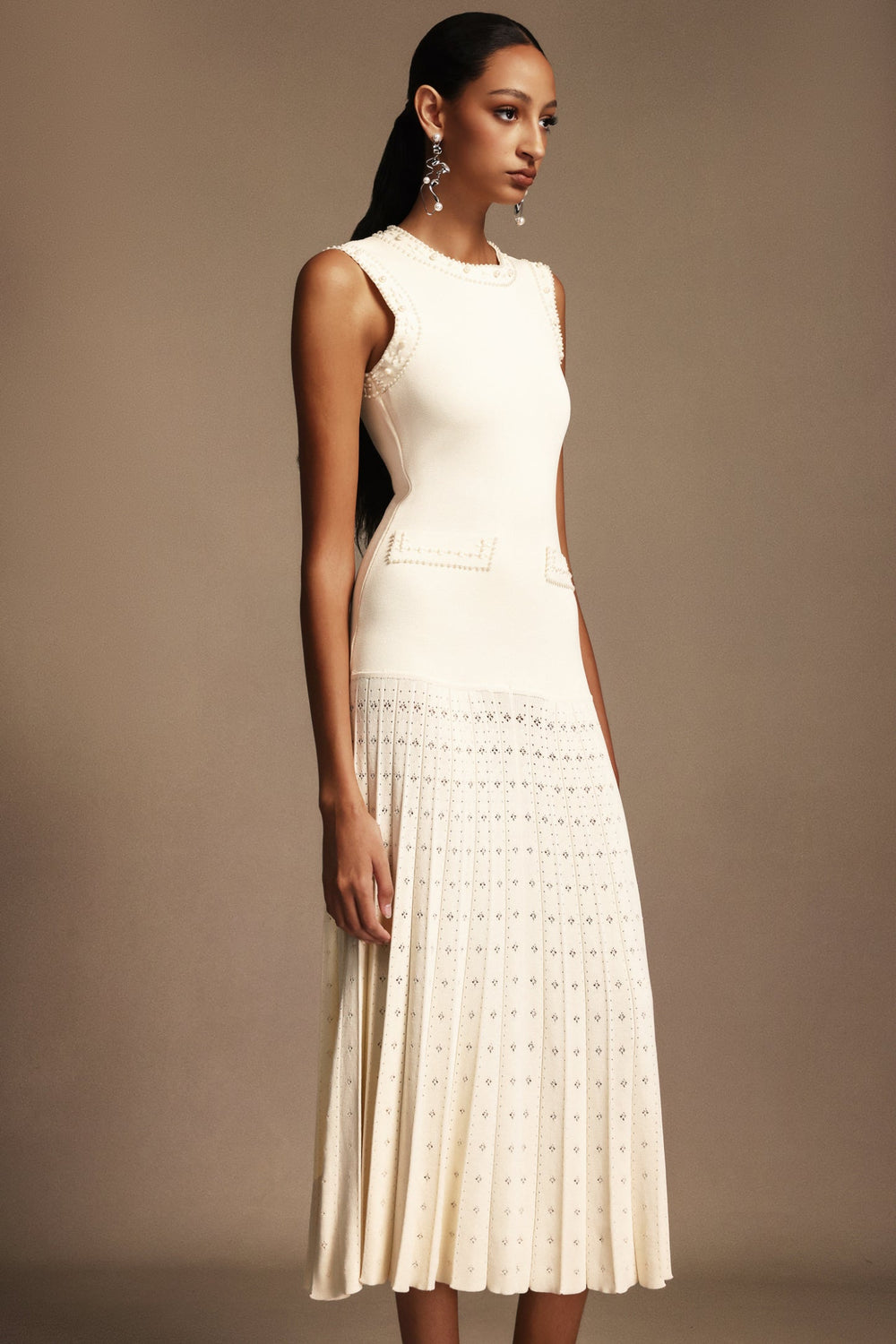 Sleeveless round neck long dress in a smooth fabric