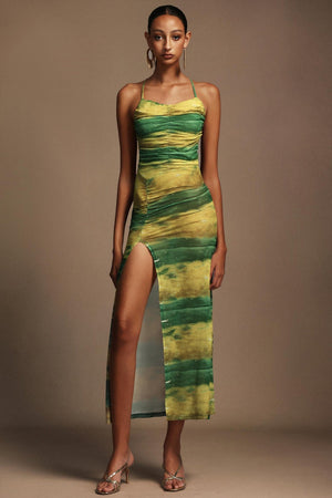 Baskılı yırtmaçlı açık sırt midi elbise, bej renkli.