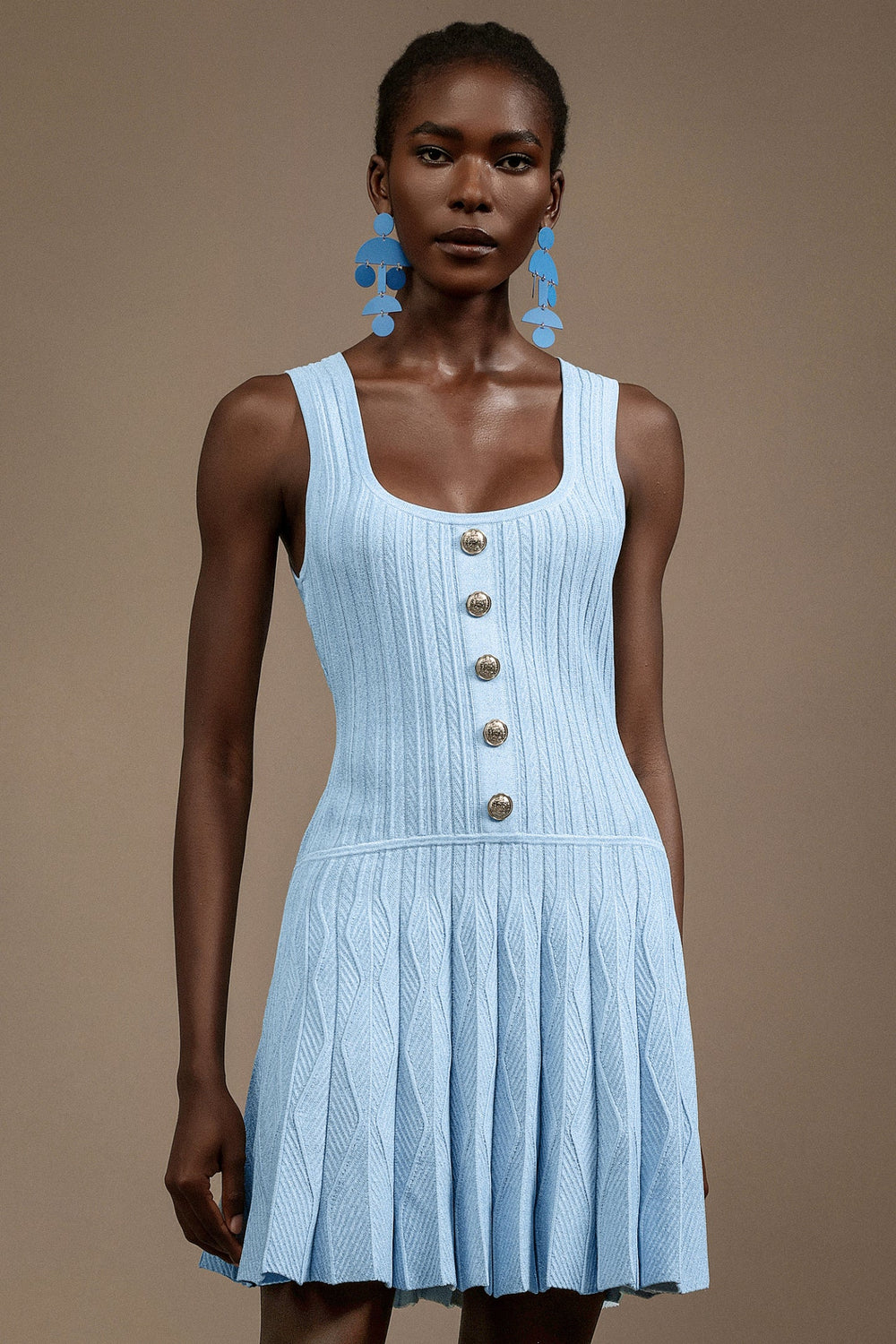 Halter yaka mini elbise, siyah renkli.