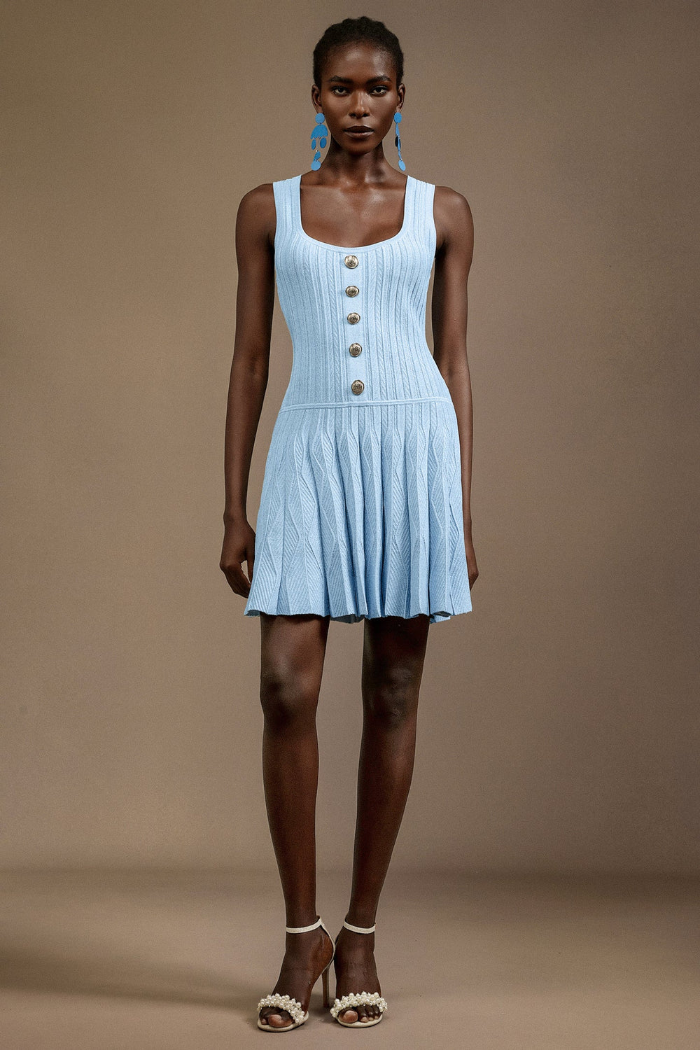 Halter yaka mini elbise, siyah renkli.