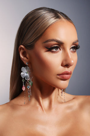 Evie Püsküllü Çiçekli Oymalı Küpeler