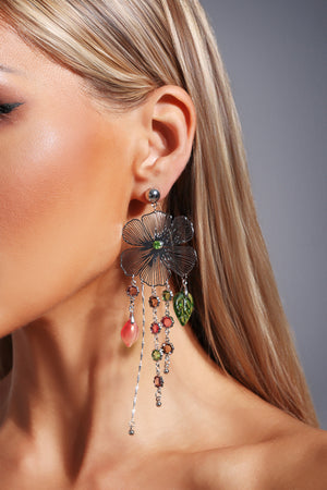 Evie Püsküllü Çiçekli Oymalı Küpeler