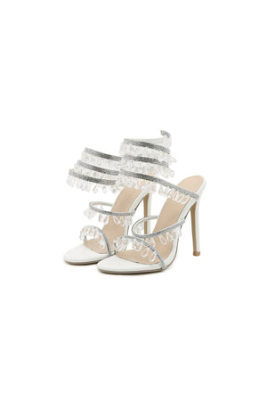 Demere su damlası taşlarla işlenmiş stiletto topuklu ayakkabı.