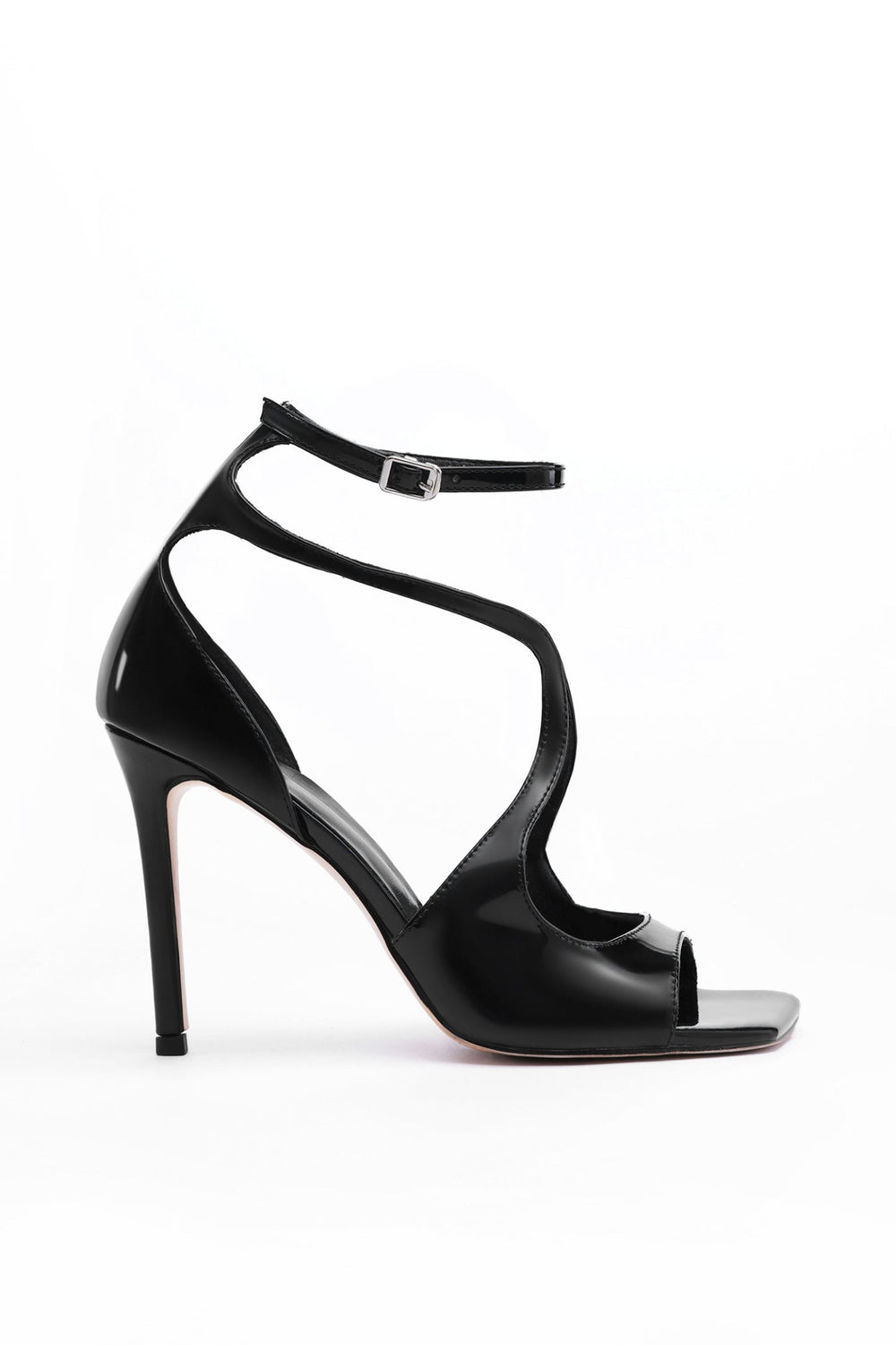 Roma tarzı file detaylı sandaletler, süperfiber polyester üst kısım, kauçuk taban.