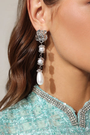 Teray inci püsküllü asimetrik küpeler, açık renkli