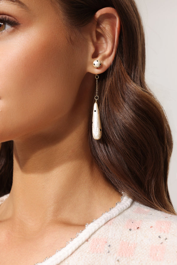 Dalgalı püsküllü menekşe küpe, canlı renkli