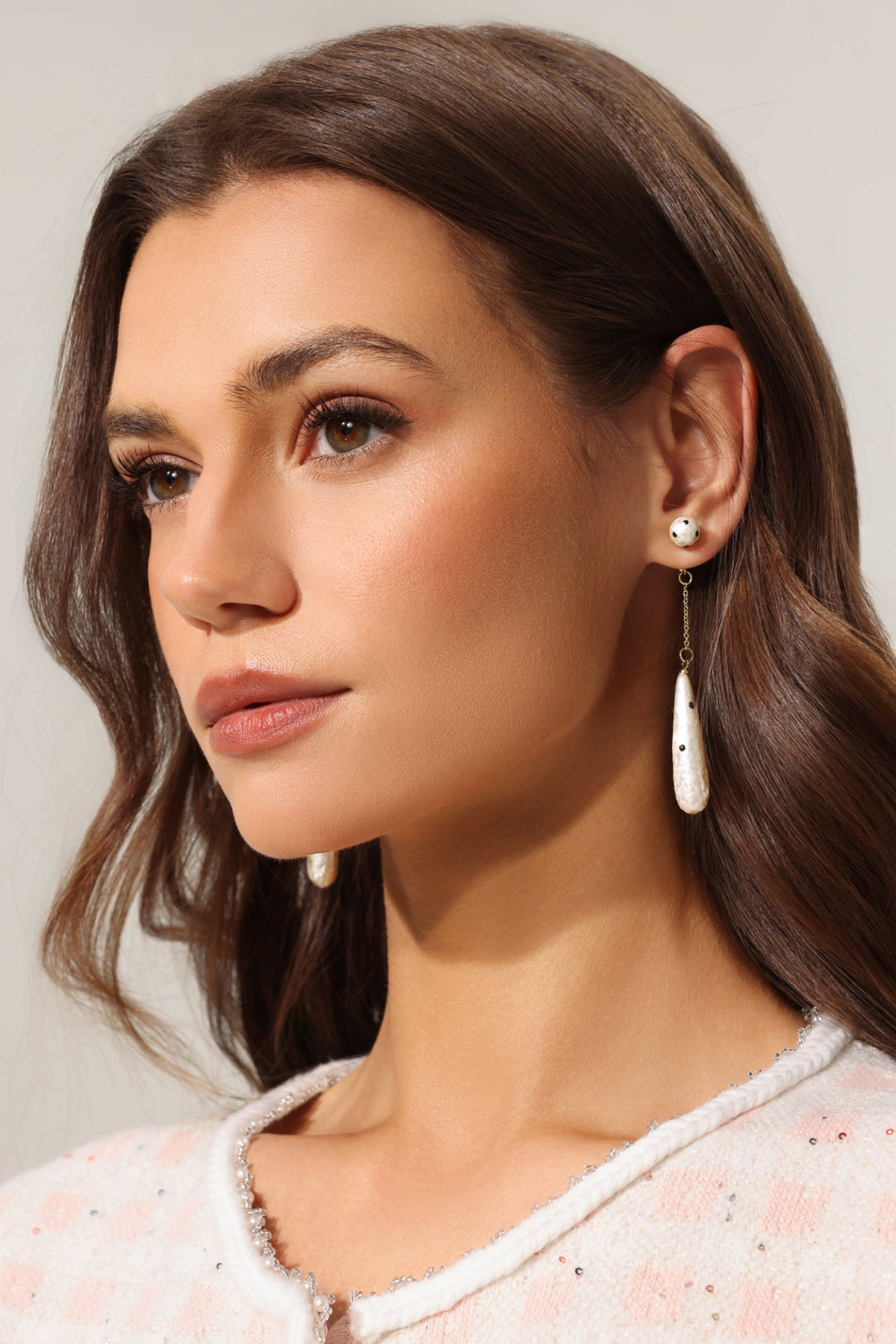 Dalgalı püsküllü menekşe küpe, canlı renkli